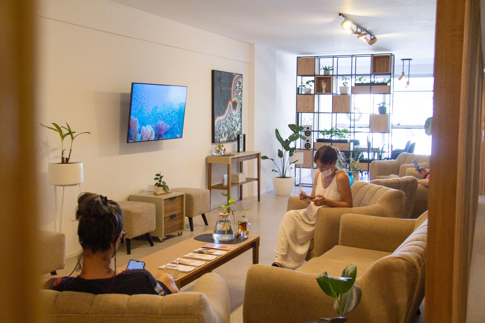 Sala de espera de la clínica Blessa, cálida y luminosa
