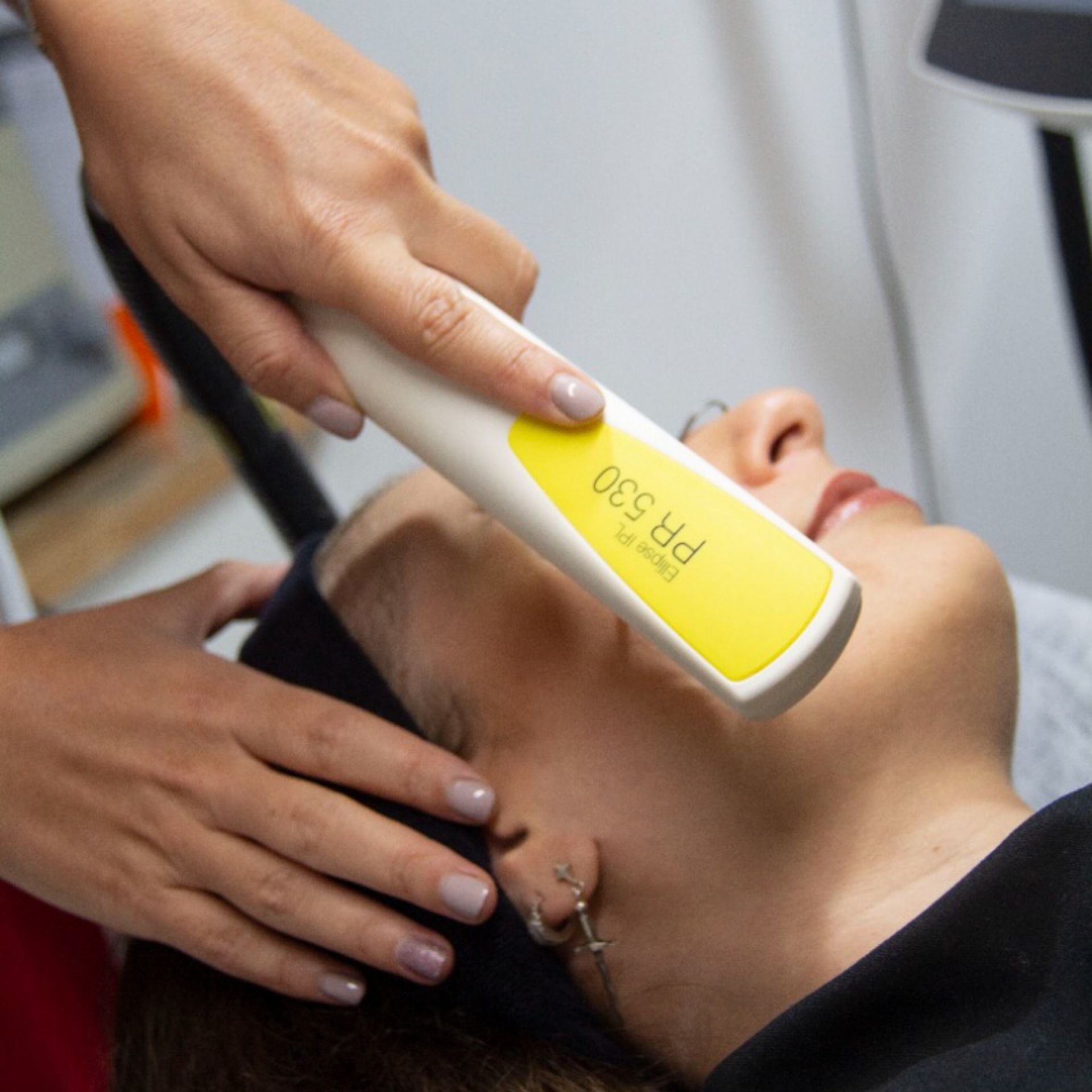 Tratamiento facial con aparatología